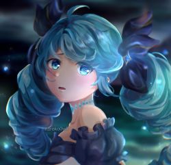 1girl ahoge black_bow blue_eyes blush bow choker detached_sleeves drill_hair from_side green_background green_choker green_hair gwen_(league_of_legends) hair_bow kureko0w0 league_of_legends looking_at_viewer looking_to_the_side off_shoulder open_mouth puffy_short_sleeves puffy_sleeves short_sleeves solo twin_drills twintails watermark rating:General score:7 user:danbooru