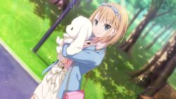  1girl 22/7 22/7_ongaku_no_jikan bag bench blonde_hair blue_hairband blue_jacket blue_ribbon blurry closed_mouth collared_shirt cowboy_shot depth_of_field dutch_angle game_cg grass green_eyes hair_ribbon hairband highres holding holding_stuffed_toy hugging_object jacket lens_flare light_particles looking_at_viewer non-web_source official_art outdoors park park_bench pencil_skirt pink_bag pink_shirt plaid plaid_shirt ribbon saito_nicole shirt shoulder_bag skirt smile solo sparkle standing stuffed_animal stuffed_rabbit stuffed_toy tree white_skirt wooden_bench 