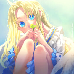  1girl abstract_background ahoge blonde_hair blue_background blue_dress blue_eyes clover dress feathered_wings feet_out_of_frame filo_(tate_no_yuusha_no_nariagari) forehead four-leaf_clover head_tilt highres holding holding_clover long_hair looking_at_viewer minami_seira sidelocks sitting solo tate_no_yuusha_no_nariagari twitter_username white_dress white_wings wings yellow_background 