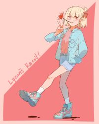 1girl blonde_hair blue_footwear blue_jacket blue_shorts commentary_request copyright_name denim denim_shorts flower flower_in_mouth full_body hair_ribbon hand_up highres jacket looking_at_viewer lycoris_recoil medium_hair nishikigi_chisato open_clothes open_jacket pink_background pink_shirt red_eyes red_ribbon ribbon shirt shoes shorts sneakers socks solo spider_lily two-tone_background v walking white_socks yang_miemie_benti