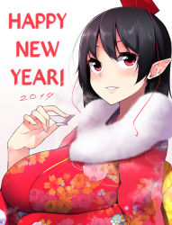 1girl 2019 alternate_costume black_hair breasts cup fingernails floral_print fur_collar hard-translated hat highres holding japanese_clothes kimono large_breasts lips looking_up new_year obi parted_lips pointy_ears red_eyes red_hat red_kimono sakazuki sash shachi_kamaboko shameimaru_aya short_hair simple_background smile solo third-party_edit tokin_hat touhou translated white_background