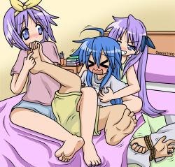3girls feet hiiragi_kagami hiiragi_tsukasa izumi_konata laughing lucky_star multiple_girls on_bed tickle_torture tickling watermark