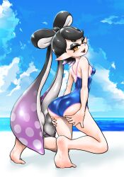  1girl ass barefoot beach black_hair callie_(splatoon) fangs hands_on_own_thighs inkling_player_character kneeling koharu2.5 long_hair looking_at_viewer looking_back multicolored_hair nintendo one-piece_swimsuit open_mouth pointy_ears purple_hair smile solo splatoon_(series) splatoon_1 swimsuit tentacle_hair two-tone_hair water yellow_eyes 