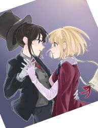  2girls bag black_hair black_hat black_jacket blonde_hair cape collared_shirt commentary earrings elbow_gloves eye_contact gloves grey_shirt grey_vest hand_on_another&#039;s_back handbag hat highres holding_hands inoue_takina interlocked_fingers jacket jewelry looking_at_another lycoris_recoil medium_hair multiple_girls necktie nishikigi_chisato parted_lips pink_gloves purple_background purple_eyes red_cape red_eyes red_necktie shiratama_draw shirt smile top_hat two-tone_background vest white_background white_gloves yuri 