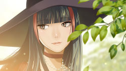  1girl black_hair blurry blurry_background choker crimson_(vtuber) hat highres indie_virtual_youtuber jewelry large_hat long_hair multicolored_hair necklace parted_lips pearl_necklace pink_lips plant portrait red_choker red_eyes red_hair shiomiya_iruka solo streaked_hair upper_body virtual_youtuber 