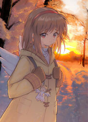  1girl backpack bag brown_coat brown_hair brown_mittens coat commentary_request hairband highres kanon looking_at_viewer mittens outdoors red_eyes red_hairband shiki_hamaguri short_hair snow solo sunset tree tsukimiya_ayu winged_bag 