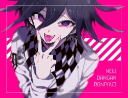  1boy bad_id bad_twitter_id checkered_clothes checkered_scarf copyright_name danganronpa_(series) danganronpa_v3:_killing_harmony hair_between_eyes illu_kamo inactive_account jacket long_sleeves looking_at_viewer male_focus oma_kokichi pink_background purple_eyes purple_hair scarf short_hair smile solo tongue tongue_out translation_request upper_body v_over_mouth white_jacket 
