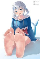 1girl barefoot blue_eyes blush feet fins fish_tail foot_focus gawr_gura gawr_gura_(1st_costume) hololive hololive_english long_hair looking_at_viewer mr.canaryy multicolored_hair open_mouth shark_tail sharp_teeth silver_hair smile soles streaked_hair tail teeth toes twitter_logo virtual_youtuber rating:Sensitive score:69 user:ssfl