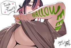  1girl absurdres black_hair breasts clothes_lift from_below hair_between_eyes halloween happy_halloween highres large_breasts multicolored_eyes multicolored_hair nail_polish original pink_eyes pink_hair shirt_lift sidelocks simple_background tonegawa_ribu trick_or_treat underboob white_background 