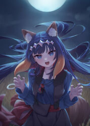  1girl :d aeon_ion alternate_costume animal_ear_fluff animal_ears blue_eyes blue_shirt blunt_bangs brown_skirt brown_vest claw_pose commentary_request cosplay fang floating_hair full_moon fur-trimmed_vest fur_trim gradient_hair headpiece highres holo holo_(cosplay) hololive hololive_english long_hair long_sleeves looking_at_viewer mole mole_under_eye moon multicolored_hair night ninomae_ina&#039;nis open_clothes open_mouth open_vest orange_hair outdoors pointy_ears purple_hair red_sash sash shirt sidelocks skirt smile solo spice_and_wolf standing tail tentacle_hair very_long_hair vest virtual_youtuber wheat wheat_field wolf_ears wolf_girl wolf_tail 