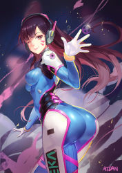 1girl ;) artist_name ass atdan bodysuit breasts brown_eyes brown_hair cowboy_shot d.va_(overwatch) facial_mark from_behind gloves headphones highres huge_ass long_hair looking_at_viewer looking_back md5_mismatch medium_breasts one_eye_closed overwatch overwatch_1 pilot_suit skin_tight smile solo star-shaped_pupils star_(symbol) symbol-shaped_pupils waving whisker_markings rating:Sensitive score:78 user:danbooru
