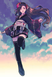  1girl ankle_boots black_footwear black_hair black_kimono black_thighhighs boots bow cloud cloudy_sky commentary final_fantasy final_fantasy_vii final_fantasy_vii_remake floating_hair flower foot_up full_body grey_bow hair_flower hair_ornament highres japanese_clothes kimono long_hair long_sleeves looking_at_viewer obi official_alternate_costume open_mouth red_eyes red_flower saki_(hxaxcxk) sash short_kimono single_sidelock sky smile solo standing standing_on_one_leg sunset swept_bangs thighhighs tifa_lockhart tifa_lockhart_(exotic_dress) wide_sleeves zettai_ryouiki 