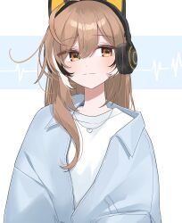  1girl absurdres alternate_costume animal_ear_headphones animal_ears blue_background blue_jacket brown_eyes brown_hair casual fake_animal_ears hair_between_eyes headphones heart heart_necklace highres hololive hololive_english jacket jewelry long_hair looking_to_the_side multicolored_hair nanashi_mumei necklace shirt simple_background smile sound_wave streaked_hair upper_body virtual_youtuber white_background white_shirt xx_tk9 