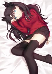  1girl black_hair blue_eyes breasts commentary_request fate/stay_night fate_(series) feet_out_of_frame kauto long_hair long_sleeves looking_at_viewer lying medium_breasts miniskirt skirt solo thighhighs tohsaka_rin 
