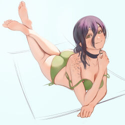  1girl ass barefoot bikini black_choker blue_background blush breasts chainsaw_man choker closed_mouth commentary crossed_ankles double-parted_bangs double_strap_slip eyelashes feet feet_up full_body green_bikini green_eyes hair_between_eyes hand_up highres legs long_hair looking_at_viewer lying mawaw medium_breasts on_stomach purple_hair reze_(chainsaw_man) sidelocks smile soles solo swimsuit the_pose toes  rating:Sensitive score:33 user:danbooru
