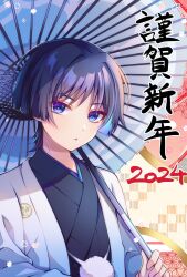  168_azusa 1boy 2024 asa_no_ha_(pattern) black_hair black_kimono blue_hair blue_jacket blue_umbrella blunt_ends choppy_bangs commentary_request eyeshadow flower_(symbol) genshin_impact gradient_clothes hair_between_eyes hair_intakes hand_up haori haori_himo highres holding holding_umbrella jacket japanese_clothes kimono long_sleeves looking_at_viewer makeup male_focus multicolored_hair nengajou new_year oil-paper_umbrella open_clothes open_jacket parted_lips pom_pom_(clothes) purple_eyes red_background red_eyeshadow scaramouche_(genshin_impact) seigaiha short_hair simple_background solo translation_request umbrella upper_body wanderer_(genshin_impact) white_jacket yellow_background 
