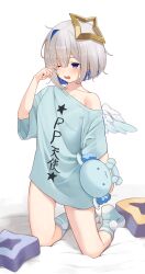  1girl absurdres amane_kanata angel angel_wings bed_sheet blue_hair blue_shirt blue_socks buket_pudding_i clothes_writing collarbone colored_inner_hair commentary drooling feathered_wings full_body gradient_eyes gradient_wings grey_hair hair_between_eyes halo hand_up highres holding holding_stuffed_toy hololive kneeling looking_ahead multicolored_eyes multicolored_hair multicolored_wings no_pants off_shoulder one_eye_closed open_mouth pillow pom_pom_(clothes) pp_tenshi_t-shirt purple_eyes rubbing_eyes saliva shadow shirt short_hair short_sleeves simple_background single_bare_shoulder single_hair_intake socks solo star_(symbol) star_halo stuffed_toy t-shirt upao_(amane_kanata) virtual_youtuber waking_up white_wings wide_sleeves wings 