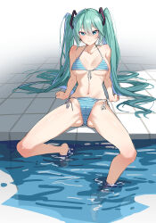  1girl :&gt; absurdres arm_support bare_arms bare_legs bare_shoulders barefoot bikini blush breasts chinese_commentary chubb collarbone commentary_request feet front-tie_bikini_top front-tie_top green_eyes green_hair hair_between_eyes hair_ornament halterneck hatsune_miku highres large_breasts long_hair looking_at_viewer navel pool poolside side-tie_bikini_bottom skindentation soaking_feet solo split_mouth spread_legs stomach string_bikini striped_bikini striped_clothes swimsuit tile_floor tiles toes twintails underboob very_long_hair vocaloid water 