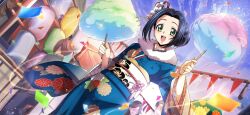 1girl artist_request black_hair blue_kimono blue_sky blurry blush bokeh code_geass code_geass:_lost_stories confetti cotton_candy cowboy_shot day depth_of_field dutch_angle female_focus festival flat_chest floral_print flower food fur-trimmed_kimono fur_collar fur_trim game_cg green_eyes hair_bun hair_flower hair_intakes hair_ornament hands_up happy highres holding holding_food japanese_clothes kimono light_blush long_sleeves looking_at_viewer non-web_source obi official_art open_mouth outdoors people rainbow_gradient sash short_hair sidelocks sky smile solo_focus standing string_of_flags sumeragi_kaguya teeth white_flower wide_sleeves