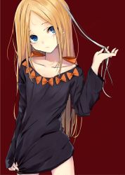 1girl abigail_williams_(fate) bad_id bad_pixiv_id black_shirt blonde_hair blue_eyes blush bow breasts closed_mouth collarbone contemporary fate/grand_order fate_(series) forehead holding holding_own_hair long_hair long_sleeves looking_at_viewer niboss orange_bow parted_bangs red_background shirt small_breasts thighs