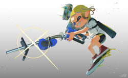  1girl bike_shorts black_shorts blonde_hair blue_eyes commentary_request cross-laced_footwear crown e-liter_4k_(splatoon) eyebrow_cut full_body glint gradient_background grey_background gun highres holding holding_gun holding_weapon ink_tank_(splatoon) inkling_girl inkling_player_character medium_hair nintendo pointy_ears puchiman red_footwear shirt shoes shorts signature simple_background smile solo splatoon_(series) splatoon_3 teeth tentacle_hair weapon white_shirt 