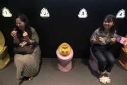  2girls absurdres highres japan japanese_(nationality) multiple_girls museum photo_(medium) toilet  rating:Sensitive score:1 user:Nagaturi