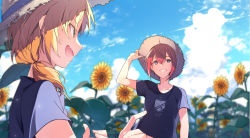  2girls :d ahoge arm_up black_shirt blonde_hair blue_sky blurry clothes_writing cloud collarbone commentary_request contrail day depth_of_field fang field fingernails flower flower_field green_eyes hair_between_eyes hand_on_headwear hat long_hair low_ponytail multiple_girls open_mouth original outdoors profile purple_eyes red_hair shirt short_hair short_sleeves sky smile straw_hat sunflower sunflower_field sunlight t-shirt tsurime umiko_(munemiu) upper_body 