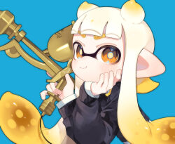  1girl aerospray_(splatoon) blonde_hair blue_background brown_eyes closed_mouth gradient_hair gun highres holding holding_gun holding_weapon inkling inkling_girl inkling_player_character long_hair looking_at_viewer multicolored_hair nintendo pointy_ears sahata_saba simple_background smile solo splatoon_(series) splatoon_3 tentacle_hair thick_eyebrows two-tone_hair upper_body weapon white_hair yellow_pupils 