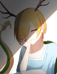  1girl antlers blonde_hair blue_shirt dragon_girl dragon_horns dragon_tail earrings highres horns jewelry kicchou_yachie looking_at_viewer nano_popo02 red_eyes shirt short_hair smile square_neckline tail touhou turtle_shell yellow_horns 