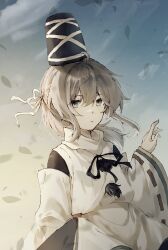  0801_nu 1girl black_hat closed_mouth gradient_sky grey_eyes grey_hair hat highres japanese_clothes kariginu long_sleeves looking_at_viewer mononobe_no_futo pom_pom_(clothes) ribbon-trimmed_sleeves ribbon_trim short_hair sky solo tate_eboshi touhou upper_body wide_sleeves 