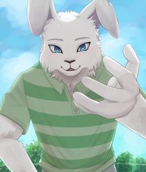  1boy a02543420 absurdres animal_ears blue_eyes blue_sky chain-link_fence commentary_request fence furry furry_male green_shirt highres looking_at_viewer male_focus mixed-language_commentary outstretched_hand rabbit_boy rabbit_ears shirt sky smile sportswear tennis_ace_(visual_novel) tennis_uniform tree urushihara_keisuke_(tennis_ace) 