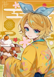  1girl aqua_bow aqua_eyes bow closed_mouth fluffy_hair food fruit gradient_background green_background hair_bow hair_flaps highres holding japanese_clothes kagamine_rin kimono long_sleeves looking_at_viewer looking_back orange_(fruit) orange_background orange_kimono outline page59 patterned_clothing short_hair smile solo swept_bangs upper_body vocaloid white_outline 