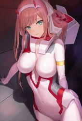 1girl arm_support bad_id bad_pixiv_id bodysuit breasts commentary_request commission covered_navel darling_in_the_franxx green_eyes hair_between_breasts hairband hamstarhand highres horns large_breasts long_hair looking_at_viewer pink_hair pixiv_commission red_horns solo white_bodysuit white_hairband zero_two_(darling_in_the_franxx) rating:Sensitive score:111 user:danbooru