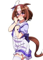  1girl absurdres ahoge animal_ears blue_ribbon bow brown_hair commentary_request ear_ribbon hairband highres horse_ears horse_girl horse_tail looking_at_viewer meisho_doto_(umamusume) multicolored_hair pink_hairband puffy_short_sleeves puffy_sleeves purple_eyes ribbon school_uniform short_hair short_sleeves simple_background skirt solo tail thighhighs thighs tracen_school_uniform two-tone_hair umamusume white_background white_hair white_skirt white_thighhighs yuki_usagi_(agtd5758) zettai_ryouiki 