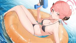  1girl absurdres aru_(blue_archive) bare_arms bare_legs bare_shoulders bikini black_bikini black_horns blue_archive blush breasts chiyo_akira cleavage closed_mouth demon_horns halo highres holding holding_water_gun horns innertube large_breasts navel pink_hair pink_halo short_hair smile solo swim_ring swimsuit water water_gun yellow_eyes 