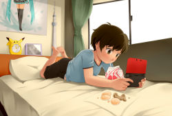  1boy bad_id barefoot bed blush brown_eyes brown_hair child clock cookie creatures_(company) demando555 drinking feet food game_freak gen_1_pokemon handheld_game_console hatsune_miku indoors lying male_focus nintendo nintendo_3ds nintendo_ds on_stomach photo_(object) pikachu pillow playing_games pokemon pokemon_(creature) shirt short_hair shorts solo t-shirt the_pose toes vocaloid window  rating:Sensitive score:65 user:Jellybooru