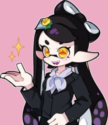  1girl arm_up black_hair bow-shaped_hair callie_(splatoon) closed_mouth commentary highres inkling long_hair mole mole_under_eye nintendo official_alternate_costume p_u_da_yo pink_background pointy_ears short_eyebrows simple_background smile solo sparkle splatoon_(series) splatoon_3 star-shaped_pupils star_(symbol) symbol-shaped_pupils teeth tentacle_hair thick_eyebrows upper_body yellow_pupils 