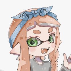  1girl :d artist_name asymmetrical_hair bandana blue_bandana braid colored_tongue commentary fangs green_eyes grey_sweater hand_up inkling inkling_girl inkling_player_character long_hair long_sleeves nintendo open_mouth orange_hair orange_tongue plum0o0 pointy_ears short_bangs signature simple_background smile solo splatoon_(series) sweater symbol-only_commentary teeth tentacle_hair thick_eyebrows upper_body white_background 