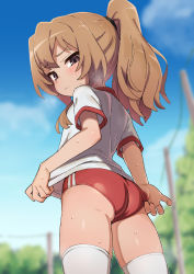  1girl absurdres adjusting_buruma adjusting_clothes aisaka_taiga ass blue_sky blush brown_eyes brown_hair buruma closed_mouth clothes_pull cloud commentary_request day double_vertical_stripe embarrassed flat_chest from_behind gym_shirt gym_uniform hair_between_eyes highres loli long_hair looking_at_viewer looking_back official_style outdoors ponytail pulling_own_clothes red_buruma shirt shirt_pull short_sleeves sky solo sweat sweatdrop thighhighs toradora! two-tone_shirt wagashi_(dagashiya) white_shirt white_thighhighs  rating:Sensitive score:1249 user:danbooru