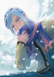  1boy blue_eyes blue_hair blue_scarf commentary_request creatures_(company) game_freak grusha_(pokemon) hand_on_own_knee hand_up highres jacket kikuyoshi_(tracco) long_sleeves looking_down male_focus nintendo outdoors pants poke_ball_print pokemon pokemon_sv scarf scarf_over_mouth signature snowing solo striped_clothes striped_scarf yellow_jacket 