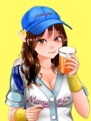  1girl absurdres alcohol baseball_cap baseball_jersey beer blue_hat breasts brown_eyes brown_hair collarbone cup disposable_cup flower hair_behind_ear hair_flower hair_ornament hat highres holding holding_cup kshr looking_at_viewer medium_breasts original pink_flower shirt simple_background smile solo uriko_(baseball) white_shirt yellow_background yellow_flower 