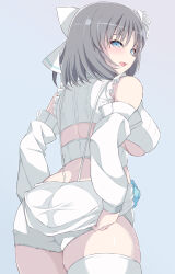  1girl absurdres adjusting_clothes adjusting_shorts ass bare_shoulders blue_background blue_eyes blue_flower blue_rose blush bow breasts butt_crack chimunge detached_sleeves flower frilled_shirt frills from_behind grey_hair hair_bow hair_flower hair_ornament highres large_breasts looking_at_viewer looking_back median_furrow official_alternate_costume open_mouth rose senran_kagura senran_kagura_new_link senran_kagura_shinovi_versus shiny_skin shirt short_hair short_shorts shorts simple_background skindentation smile solo standing striped_bow suspender_shorts suspenders thighhighs underboob underbust white_bow white_flower white_rose white_shorts white_thighhighs yumi_(senran_kagura) 