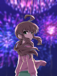  1boy a.i._voice ahoge blurry blurry_background brown_hair cardigan commentary_request cowboy_shot expressionless fireworks floating_hair green_eyes green_skirt highres kurita_maron long_hair long_sleeves looking_at_viewer looking_back low_ponytail male_focus niconico parted_lips pink_cardigan sidelocks skirt solo standing trap ximu_shilang 