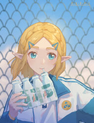  1girl absurdres aqua_eyes blonde_hair blue_jacket bottle chain-link_fence drinking drinking_straw fence hair_ornament hairclip highres holding holding_bottle jacket long_sleeves multicolored_clothes multicolored_jacket nintendo parted_bangs pointy_ears princess_zelda short_hair sidelocks solo the_legend_of_zelda the_legend_of_zelda:_breath_of_the_wild the_legend_of_zelda:_tears_of_the_kingdom track_jacket triforce two-tone_jacket upper_body white_jacket x.x.d.x.c 