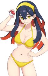  1girl arm_up bikini black_hair breasts carmine_(pokemon) cleavage colored_inner_hair cowboy_shot creatures_(company) crossed_bangs game_freak grin hair_between_eyes hairband hand_on_own_hip highres holding holding_poke_ball long_hair medium_breasts mole mole_under_eye multicolored_hair navel nintendo poke_ball poke_ball_(basic) pokemon pokemon_sv red_hair simple_background smile solo surippa1010 swimsuit two-tone_hair white_background yellow_bikini yellow_hairband 