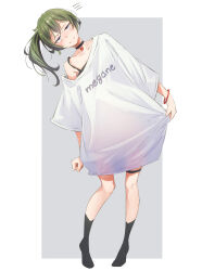  1girl alternate_costume asymmetrical_hair black_choker black_socks black_tank_top blush bracelet casual choker closed_mouth commentary contemporary eitopondo full_body green_hair grey_background heart heart_choker highres jewelry jitome leaning_to_the_side looking_at_viewer medium_hair oversized_clothes oversized_shirt purple_eyes see-through_silhouette shirt shirt_tug side_ponytail simple_background single_off_shoulder smile socks solo sousou_no_frieren standing t-shirt tank_top thigh_strap ubel_(sousou_no_frieren) white_shirt 