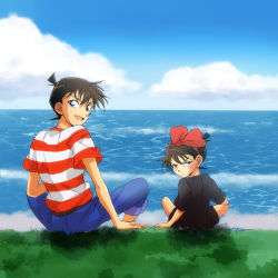 2boys :d annoyed arm_support belt black_dress blue_eyes blue_pants blue_sky bow bow_hairband brown_hair child closed_mouth cloud cloudy_sky commentary cosplay crossdressing dande-reo day dress dual_persona edogawa_conan frown grass hair_bow hairband happy kiki_(majo_no_takkyuubin) kiki_(majo_no_takkyuubin)_(cosplay) kudou_shin&#039;ichi looking_at_viewer looking_back majo_no_takkyuubin male_focus meitantei_conan multiple_boys no_eyewear ocean open_mouth pants red_bow red_hairband shadow shirt short_hair short_sleeves sitting sky smile striped_clothes striped_shirt takayama_minami tombo_(majo_no_takkyuubin) tombo_(majo_no_takkyuubin)_(cosplay) v-shaped_eyebrows voice_actor_connection water yamaguchi_kappei