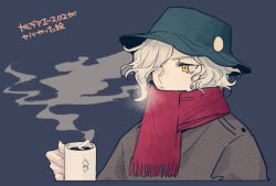  1boy alternate_costume blue_background brown_coat chaldea_logo closed_mouth coat cross-shaped_pupils cup edmond_dantes_(fate) expressionless fate/grand_order fate_(series) fedora fukusuu_(zeonms_06s) green_hat grey_hair hair_over_one_eye hat holding holding_cup male_focus mug red_scarf ringed_eyes scarf short_hair simple_background solo steam symbol-shaped_pupils translation_request upper_body wavy_hair yellow_eyes 