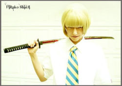  1boy bleach blonde_hair cosplay hirako_shinji katana male_focus necktie photo_(medium) short_hair smile solo sword weapon  rating:Sensitive score:5 user:rikniku