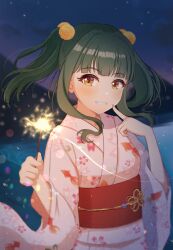  1girl blurry blurry_background blush bokeh commentary daysss depth_of_field finger_to_cheek fireworks flower fujii_tomo green_hair grin hair_flower hair_ornament highres holding_fireworks idolmaster idolmaster_cinderella_girls index_finger_raised japanese_clothes kimono long_hair looking_at_viewer night obi outdoors sash smile solo sparkler symbol-only_commentary twintails wide_sleeves yellow_eyes yukata 
